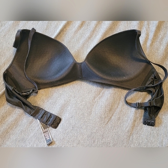 Victoria's Secret lightly padded black bra, size 32C - Picture 2 of 3